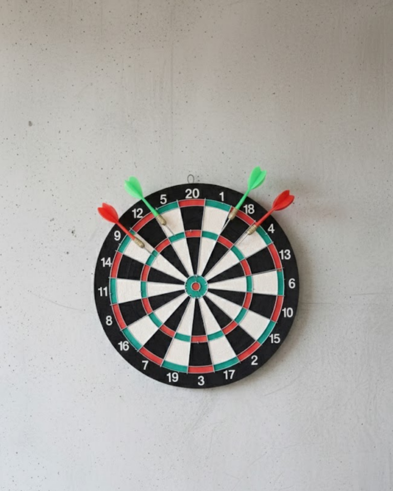 17 İnç Profesyonel Dart Tahtası Dayanıklı Yapı ve 4 Metal Dart Oku
